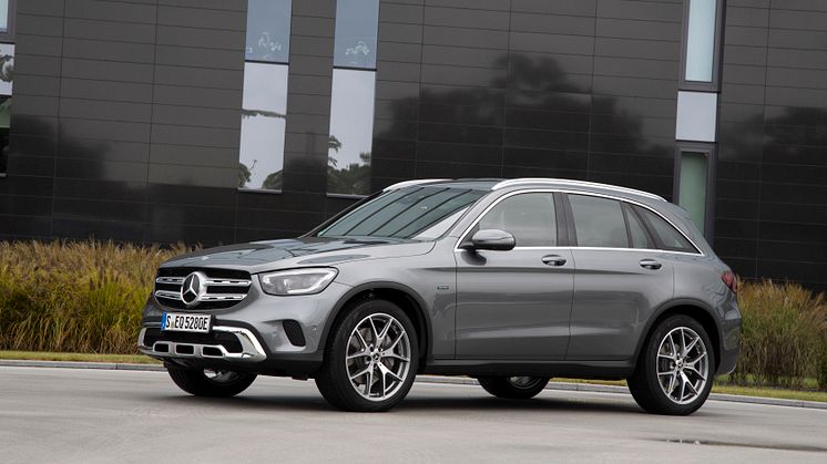 Mercedes-Benz GLC 300 e SUV 4MATIC får en räckvidd på el på ca 4 mil och kostar från ca 559.900 kr.