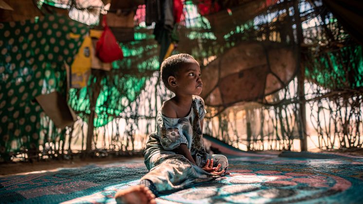 Treåriga *Maryan, som lider av undernäring, i sitt hem i en by som drabbats av torka i Garissa County i norra Kenya.