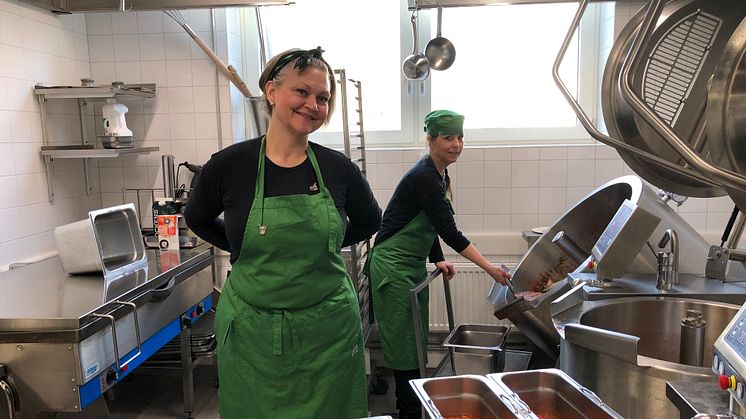 Caroline Larsson och Veronica Deinoff  jobbar tillsammans med Wahida Mathlouthi i Vasaskolans kök. Vasaskolan var den första enheten i Danderyds kommun som certifierades, 2011. 