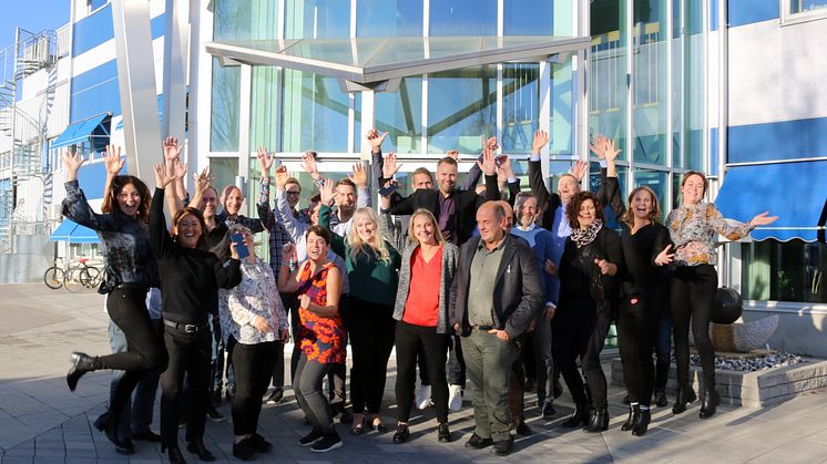 Här ser ni några av Wibax glada medarbetare utanför huvudkontoret i Piteå. Totalt arbetar ca 175 personer i Wibax koncernen.