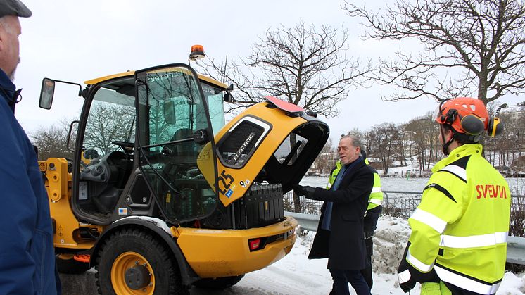 Volvo L25 Electric och trafikborgarrådet Daniel Helldén 