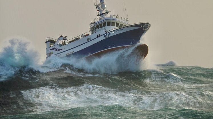 Hårdt vejr og høj sø kræver hårdføre fiskere og ditto både. Det ved man bedre end de fleste hos Lunar Fishing. Foto: Lunar Fishing.