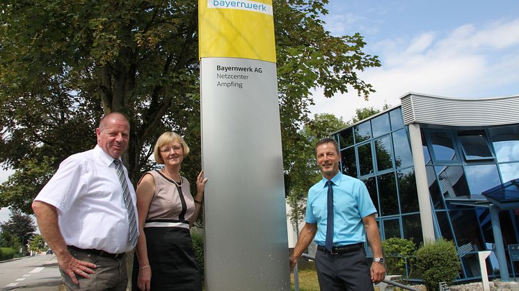 Foto: vl.: Hans Jablonski, Leiter der Netzdienste Oberbayern, Ursula Jekelius, Regionalleiterin Oberbayern, und Matthias Urban, Netzbauleiter am Netzcenter Ampfing, alle Bayernwerk