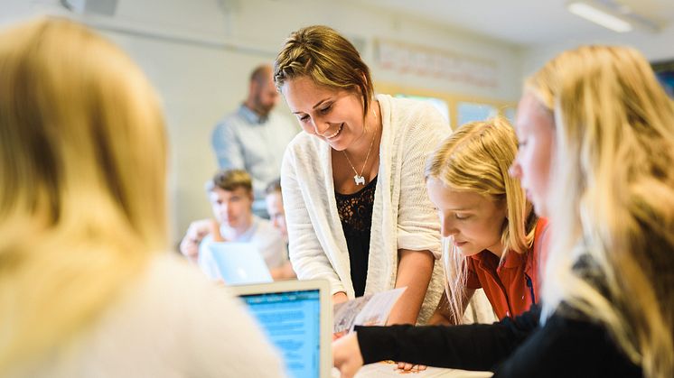 Lärare på Erlaskolan Östra med elever.