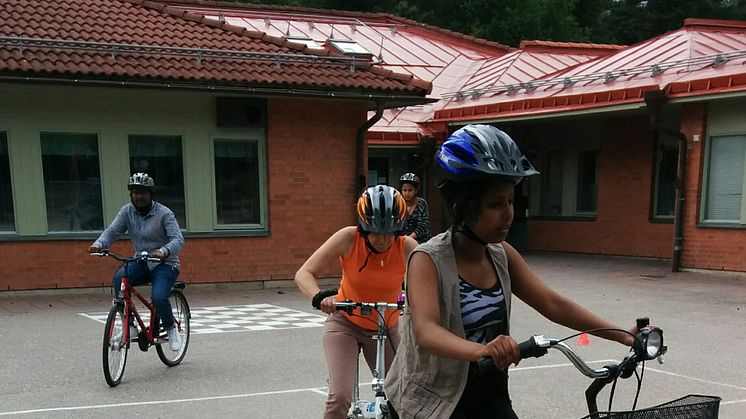 Studiecirkeln avslutades med en cykelutflykt där deltagarna fick pröva sina nyvunna kunskaper.  Foto: Hassan Morawej
