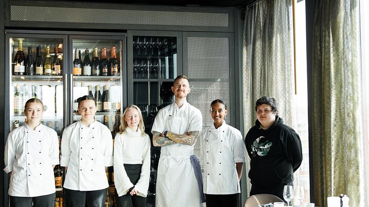 Eleverna Linnéa Larsson, Alva Holmström, Tilda Örnberg, Gennet Wållberg och Joel Hedman gästspelar på Brasserie NÓR i Umeå med Nils Albertsson i spetsen. 