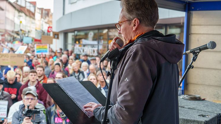 Hephata-Vorstand Pfarrer Maik Dietrich-Gibhardt sprach auch bei der Kundgebung gegen Rechtsextremismus am 10. Februar in Treysa. (Foto: Stefan Betzler)