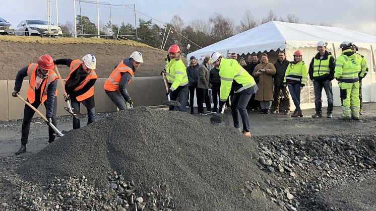 Rekordmånga företag vill etablera sig i Härryda kommun i år. Här tas ett första spadtag för nybyggnation i en av kommunens företagsparker.