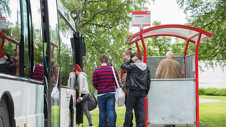 Framdörrarna öppnas.