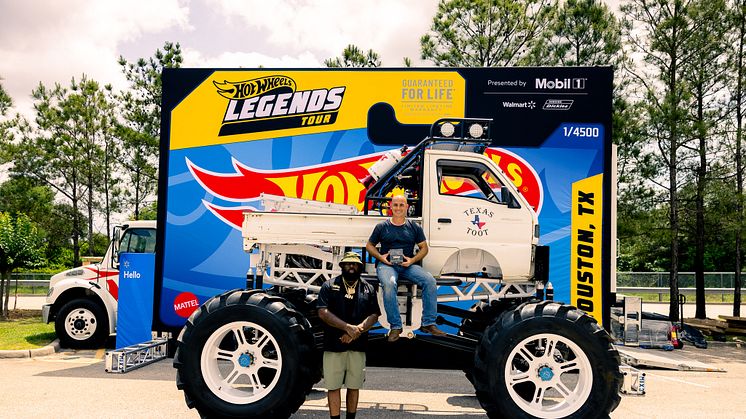 Der von Craig Meaux aus Beaumont, Texas, gebaute Autozam Scrum Micro Truck aus dem Jahr 1992 trägt den Spitznamen „Texas Toot“ und wird als Hot Wheels Die-Cast-Fahrzeug im Maßstab 1:64 verewigt und in die Hot Wheels Garage of Legends™ aufgenommen.