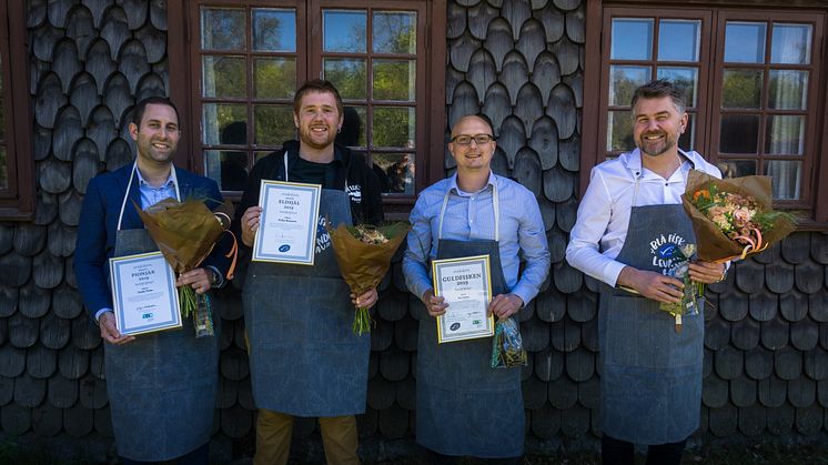 Årets vinnare av MSC:s och ASC:s pris Guldfisken vanns av Biosalma - Johan Broander och Emil Oldén längst till vänster är stolta mottagare. 