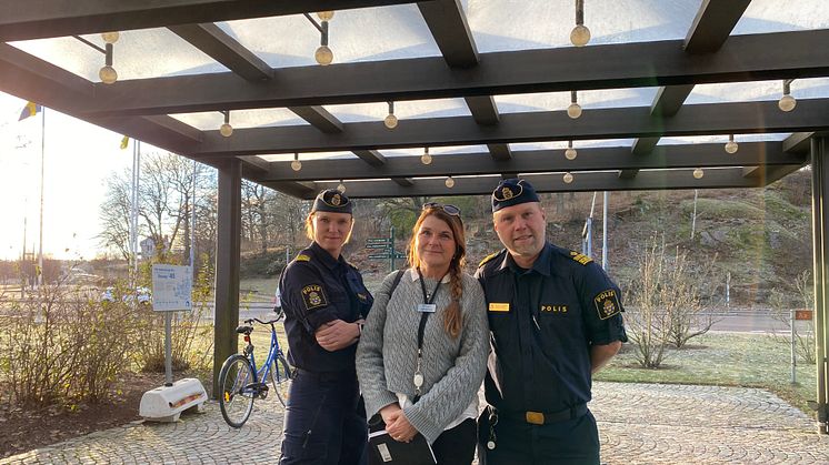Kommunpolisen Anna Johansson tillsammans med trygghetssamordnare Bibbi Rönnlund och lokalpolisområdeschef Richard Hagvärn framför Stadshuset i Ronneby.