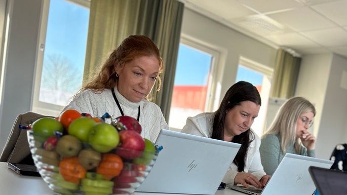Här tränas AI-assistenten för offentlig sektor av metodutvecklarna Gina Johannisson, Maria Öresjö och Alexandra Knowles i Kungsbacka.