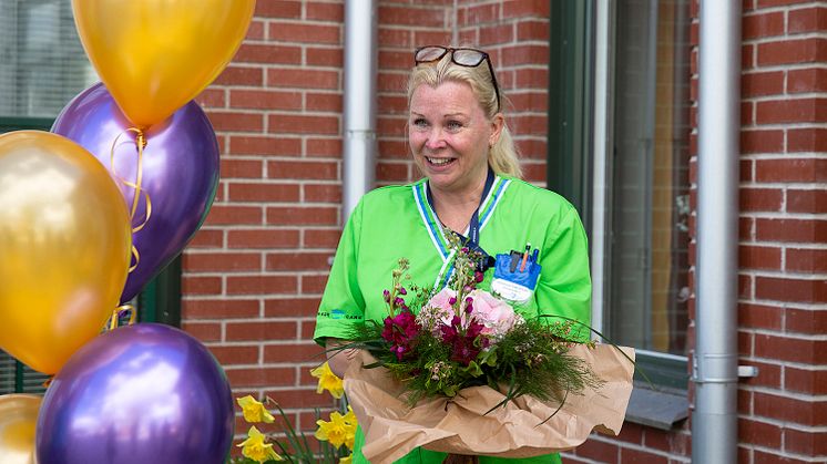 En glad Jessica Sandman på Förenade Care Ferlin tog emot Uppsala kommuns Omsorgspris.