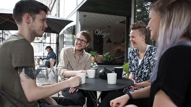 Glada miner hos studentkompisarna Oskar, Wictor, Lovisa och Julia.