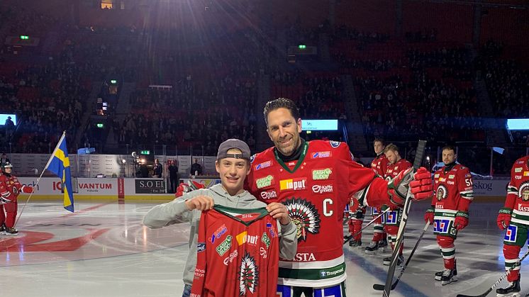 Kvällens matchtröja vanns av vår hyresgäst Josephine som lät sin hockeyintresserade lillebror Theo få ta emot den.