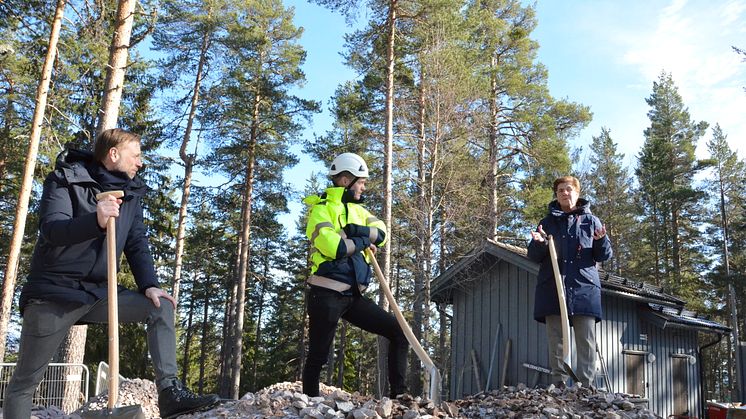 Björn Rinstad, vd Leksands Sparbank, Johan Karlsson, entreprenadchef Byggpartner och Ylva Thörn, landshövding samtalar efter det symboliska första spadtaget.