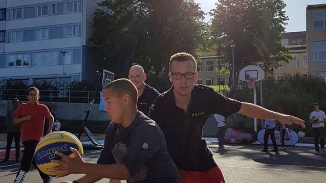 Under BonnierHoops satsning spelades flera matcher mellan blåljuspersonal och ungdomar från Biskopsgården och andra stadsdelar. Ett framgångsrikt koncept i att möta de unga och skapa goda relationer. Foto: BonnierHoops