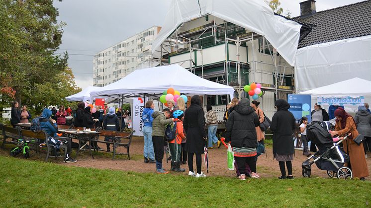 Voksne og barn i alle aldre, frivillige og medarbeidere var med på å feire familiehuset på Nedre Fossum gård 27.september. 