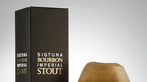 Emil spänner musklerna med Sigtuna Bourbon Imperial Stout