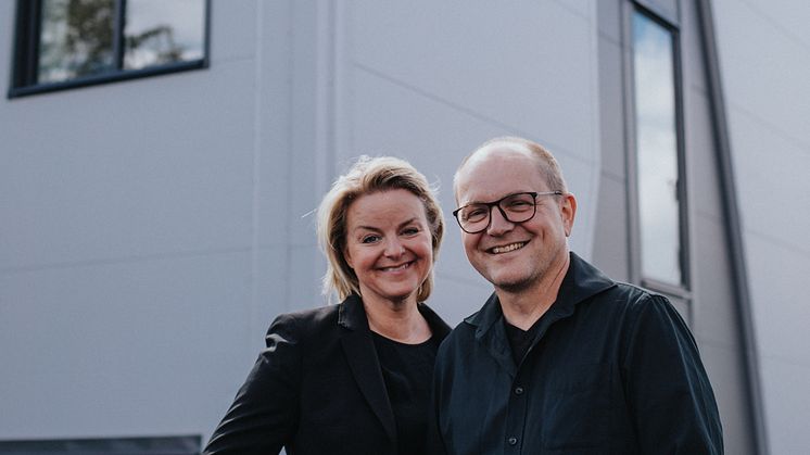 Maria Ericsson och Niklas Brenning utanför den nya byggnaden i Ljungby