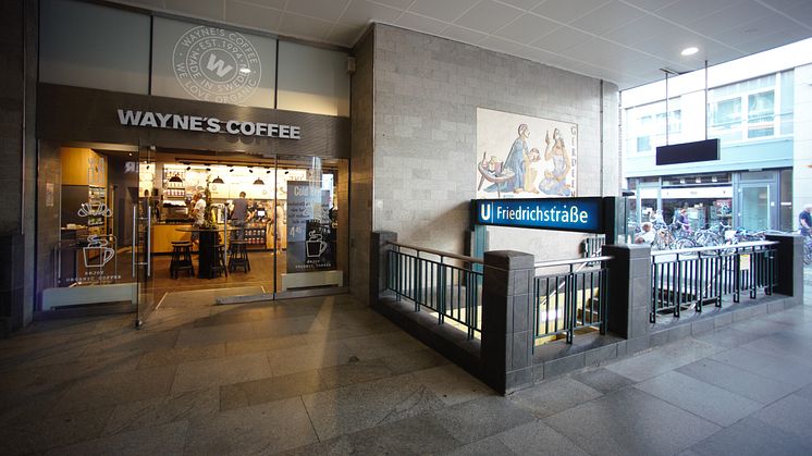 Wayne's Coffe vid nedgången till station Friedrichstraße