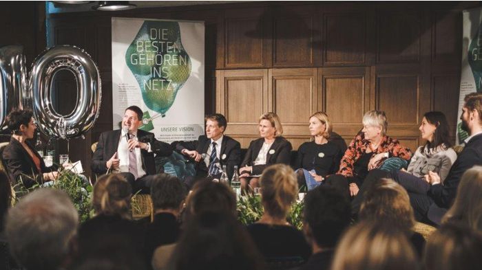 Dunja Hayali, Dr. Sven Jansen, Noventi Group, Dr. Michael Flegel, Ursapharm, Dr. Christine Klapp, ÄGGF e.V., Dr. Isabella Erb-Herrmann, AOK Hessen, Prof. Ilona Kickbusch, Careum Foundation, Jessica Hanneken, apoBank, Lukas Loewe, VisionGesund (v.l.)