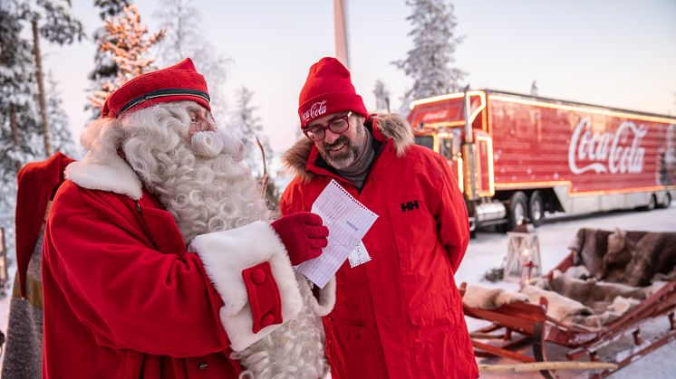 Joulurekan historiallisen pysähdyksen kunniaksi Rovaniemellä vieraillut Coca-Colan EMEA-alueen johtaja Walter Susini toi Joulupukille kirjeet kahdelta tyttäreltään. 