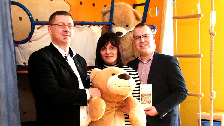 Direktor Matthias Schmidt mit Mona Meister vom Kinderhospiz und Direktionsassistent Christian Pitzing während der Spendenübergabe am 3. März