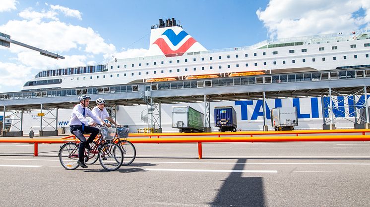 Valdo Kalm und Paavo Nõgene testen den Radweg im Hafen von Tallinn Terminal D. (Fotos: Raul Mee)