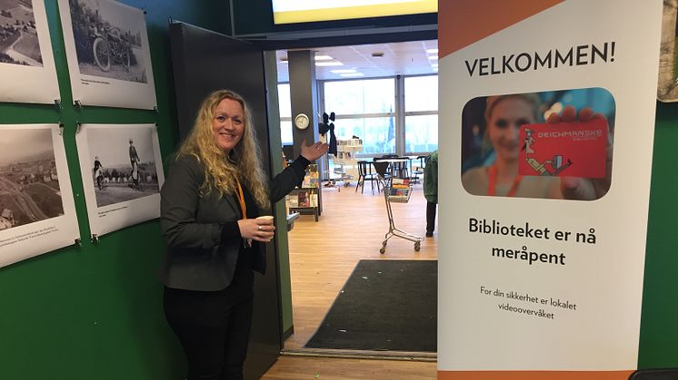 Filialleder Heidi Grytten ved Deichmanske på Bjerke er glad for å kunne ønske brukerne velkommen til meråpent bibliotek.