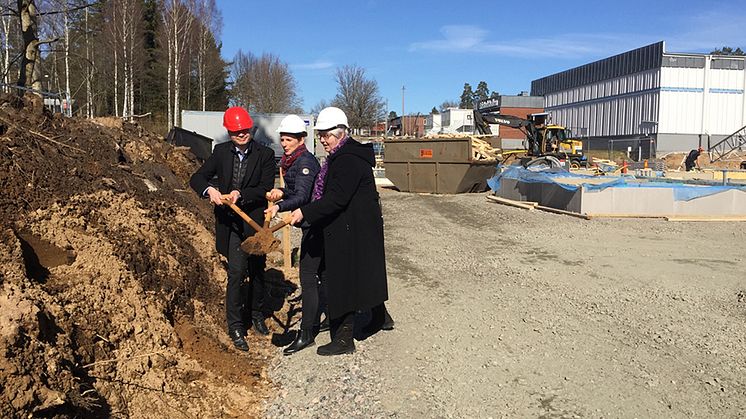 Förskolechef Sara Thörnqvist, Kommunstyrelsens ordförande Ulf Olsson (S) och Kommunstyrelsens vice ordförande Annette Carlsson (M) hjälptes åt med första spadtaget för Tallbackens förskola, som ska vara klar våren 2018.
