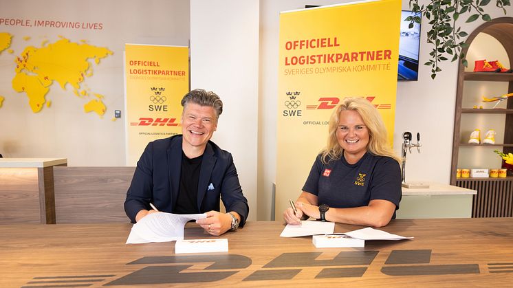 Åsa Edlund Jönsson, generalsekreterare på Sveriges Olympiska Kommitté och Peter Ervasalo, vd DHL Express Sverige, signerar avtalet