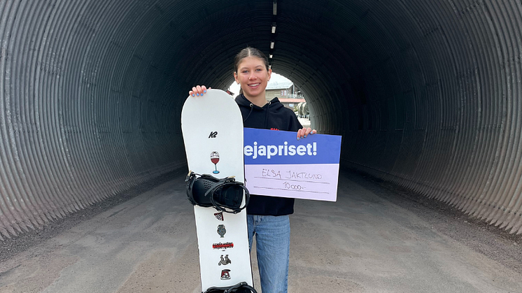 Elsa Jaktlund, tävlandes för Massa Brudar, tilldelas Svenska Spels Hejapris. Foto: SSF.