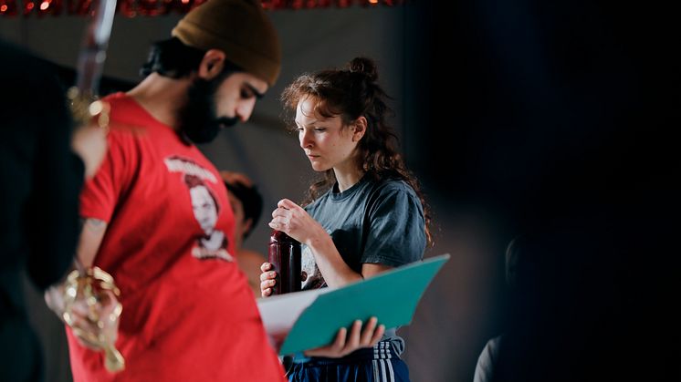 Bild från repetitionen av Hamlet. Kardo Razzazi, skådespelare och Danielle de Vries, dansare syns på bilden. Foto: Jonas Nyström.