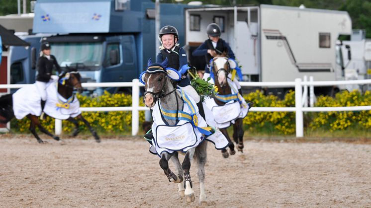 Sofia Borgstrand vann kategori B i Sveland Cup 2016 på ponnyn Exzentrics Mixed Emotions.