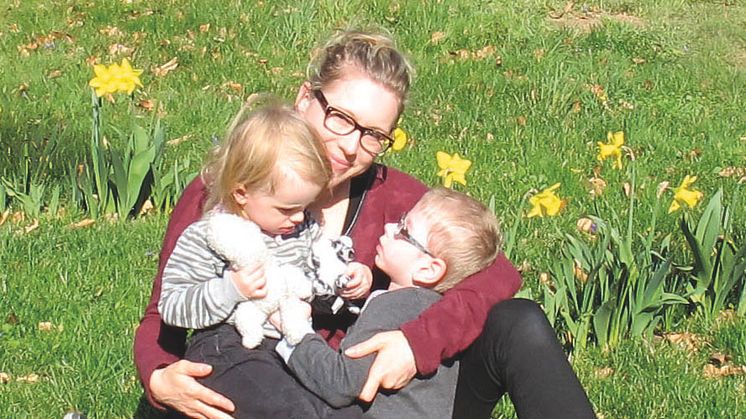 Frühling 2013 im Kinderhospiz Bärenherz: Christina mit ihren Kindern Charlotte und Moritz