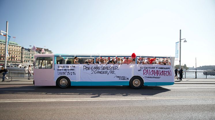 SPPs Pensionspremiär 29 augusti då partybussen intog Stockholm citys gator och hundratals pensionärer dansade på Stureplan