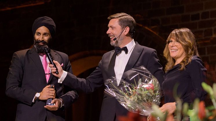 Virpal Singh och Leyla Sarac tar emot två priser under Gasellgalan 2021.