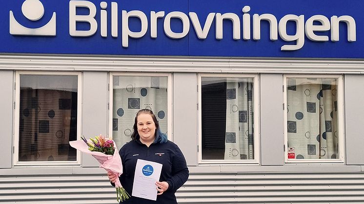 Johanna Rydstedt som är teknisk ledare på Bilprovningen Uppsala-Fullerö har utsetts till månadens medarbetare.  Foto: Bilprovningen