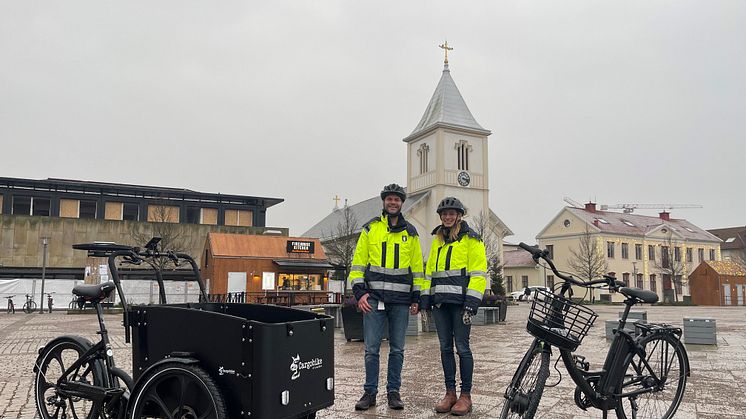 Magnus Bengtsson, trafiksamordnare och Andréa Palmberg, trafikingenjör med el- och lådcyklarna som invånarna får testa på.