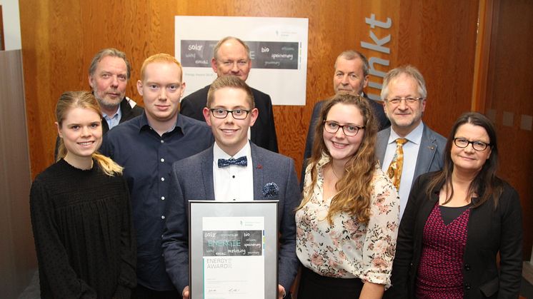 Die Preisträger Marie Schiermeyer, Fabian Borchert, Mirco Timmer und Janina Schröder (v. v. l.) mit Prof. Kathrin Lemme (TH OWL) sowie Klaus Maßmeyer (Jury TH OWL), Dr. Stephan Nahrath, Klaus Meyer und Prof. Dr. Ulrich Riedel (h. v.l.)