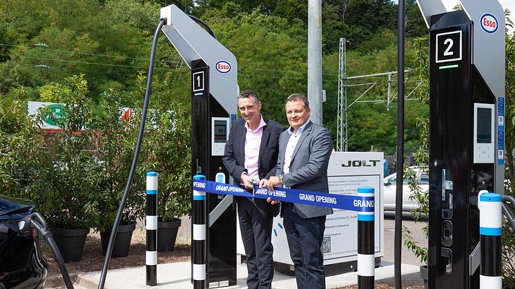 Inauguration of a new ultra-fast charging station at ESSO in Stuttgart: Maurice Neligan, CEO of JOLT Energy Group (left) and Thomas Speidel, CEO, ADS-TEC Energy.