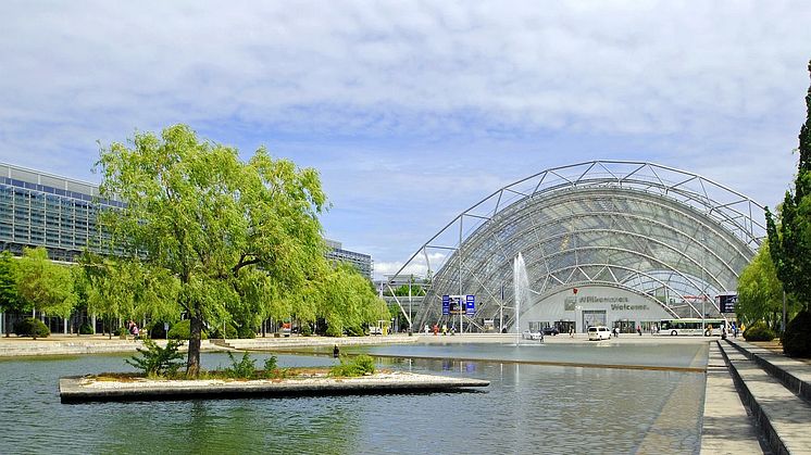 Blick zur Glashalle der Leipziger Messe