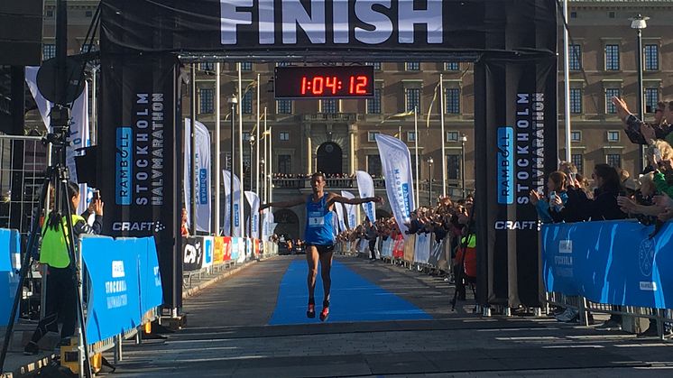 Abraha Adhanom och Hanna Lindholm vann Ramboll Stockholm Halvmarathon