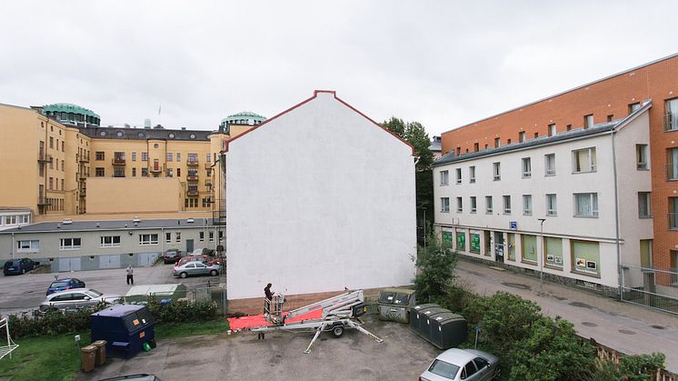 Kuvataiteilija Ricky Lee Gordon aloittelemassa maalausta viikonloppuna Vaasassa. Kuva: John Råholm.