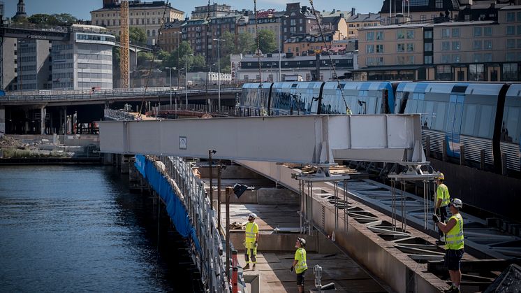 Byte av brobalkar på Söderströmsbron sommaren 2018. Foto: Gustav Kaiser