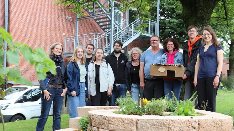 Kräuterspirale und Büchertauschregal entstehen durch Service Learning-Seminar an der Universität Vechta | Studentische Projekte hinterlassen sichtbare Spuren für mehr Nachhaltigkeit auf dem Campus 