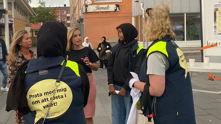 Lotta Sjöberg och Aldina Mehmedovic talar med några av Göteborgs Stads 60 valambassadörer. 