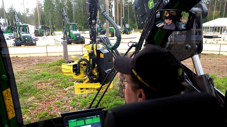 John Deeres nya kranspetsstyrning för skördare, sedd från insidan. Med en joystick manövrerar föraren kranen snabbare och med större precision. Foto: Elmia AB